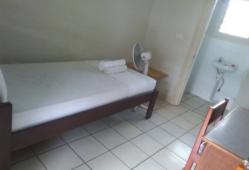 Tropicana Motel & Backpackers