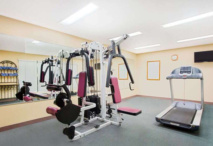 فندق Baymont By Wyndham Forest City