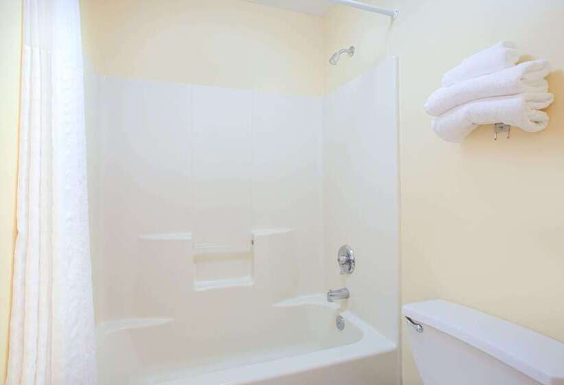 فندق Baymont By Wyndham Forest City