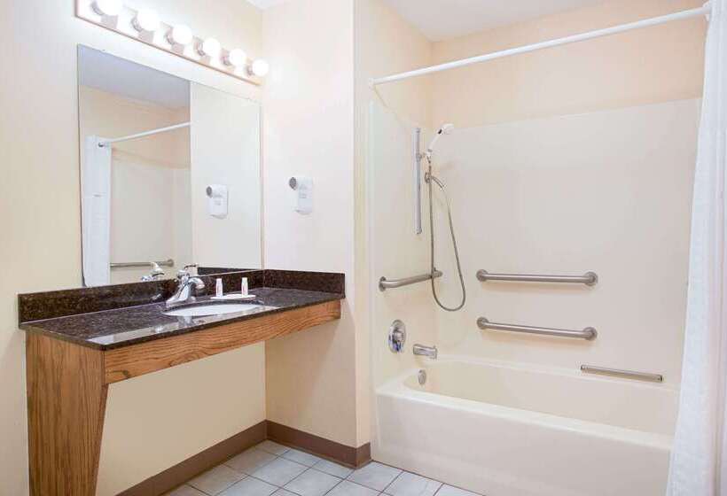 فندق Baymont By Wyndham Forest City