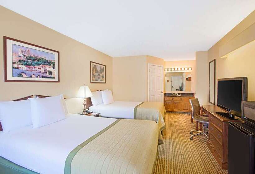 فندق Baymont By Wyndham Forest City