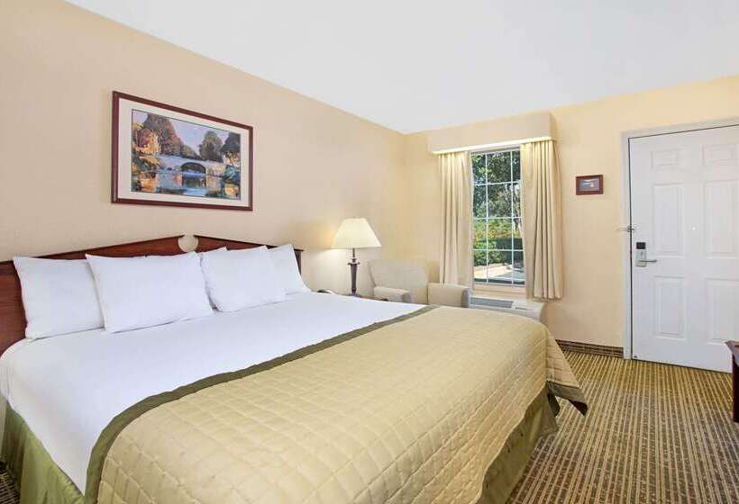 فندق Baymont By Wyndham Forest City