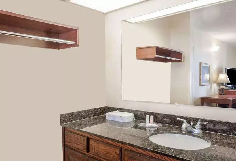 هتل Baymont By Wyndham Hickory