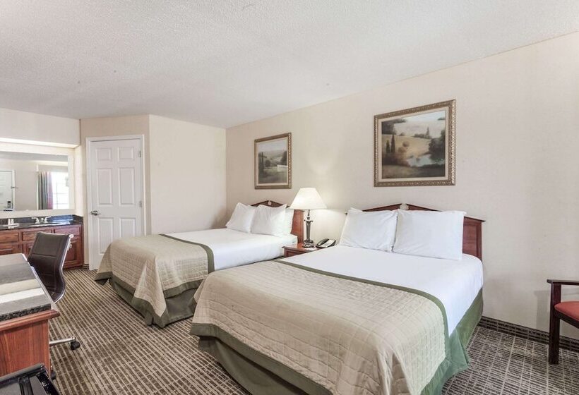 בית מלון כפרי Baymont By Wyndham Hickory