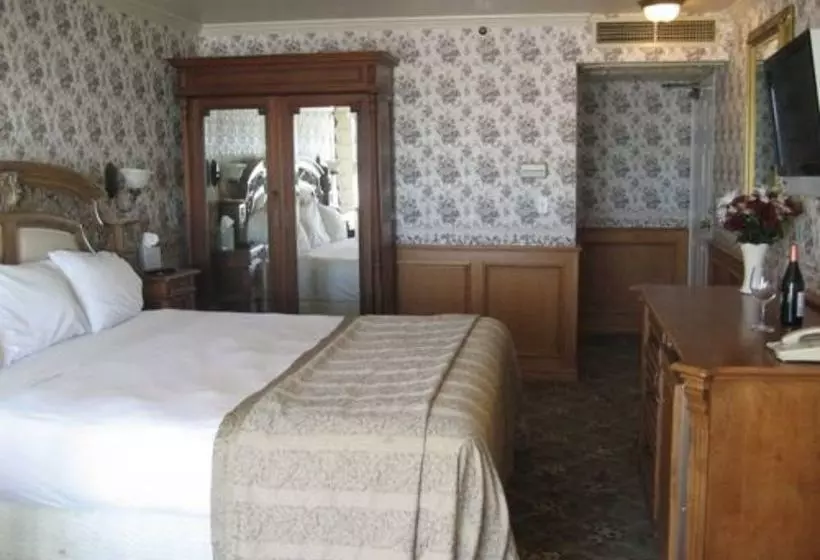 Отель Inn on the Beach