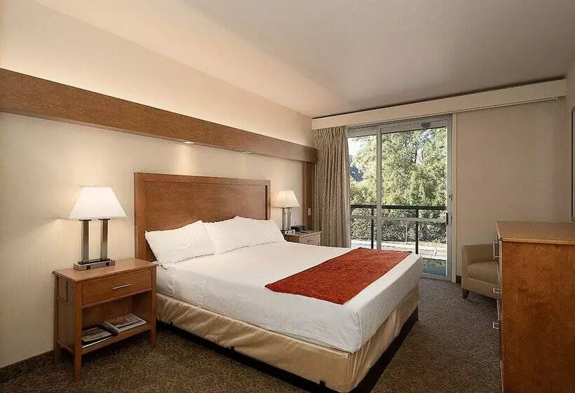 Отель Kellogg West Conference Center And