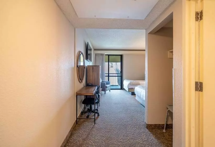 Отель Kellogg West Conference Center And