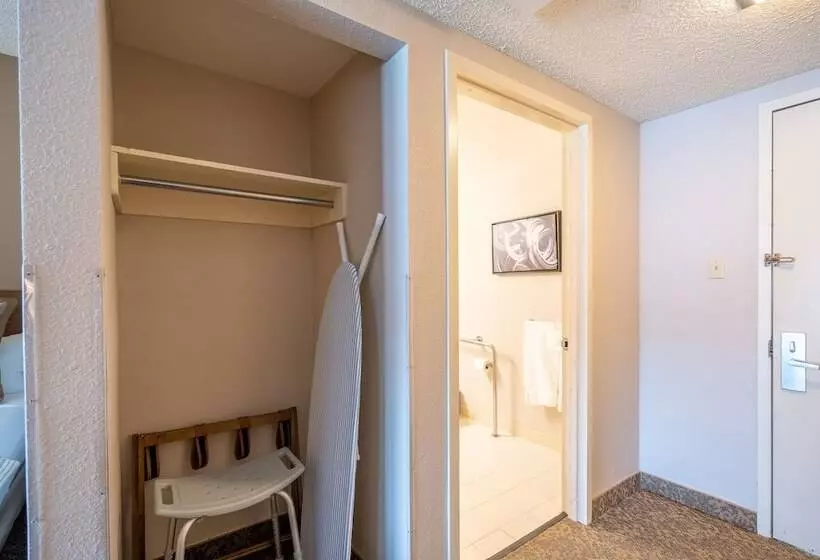 Отель Kellogg West Conference Center And