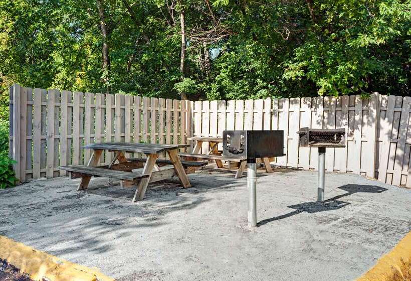 Отель Knights Inn Sterling Heights