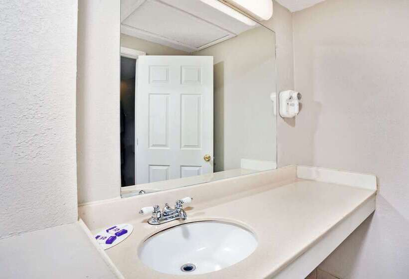 Отель Knights Inn Sterling Heights