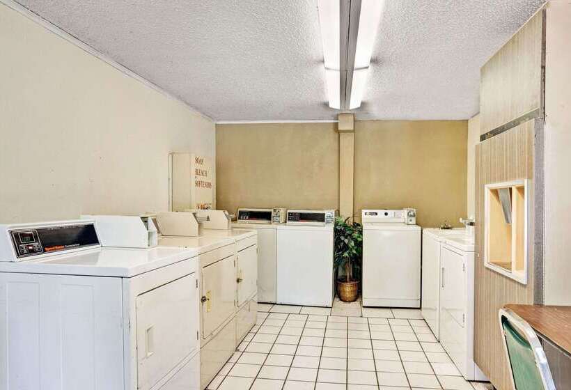 Отель Knights Inn Sterling Heights