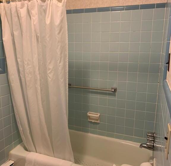 Отель Knob Hill Motor Lodge