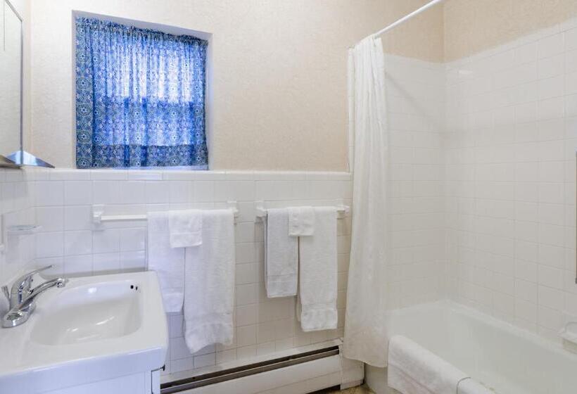 Отель Knob Hill Motor Lodge