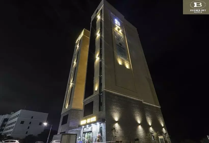 Brown Dot Hotel Jungja Beach