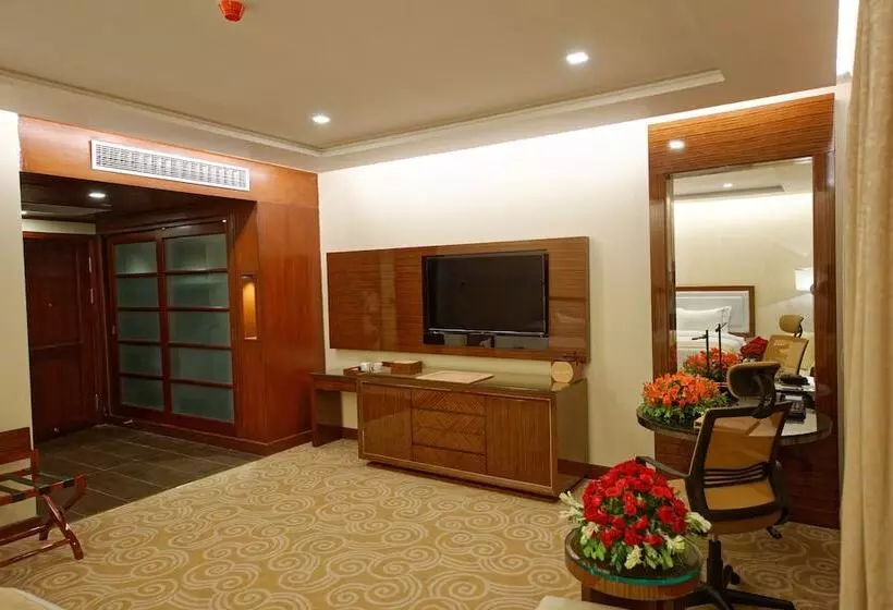 هتل Royal Swiss Lahore