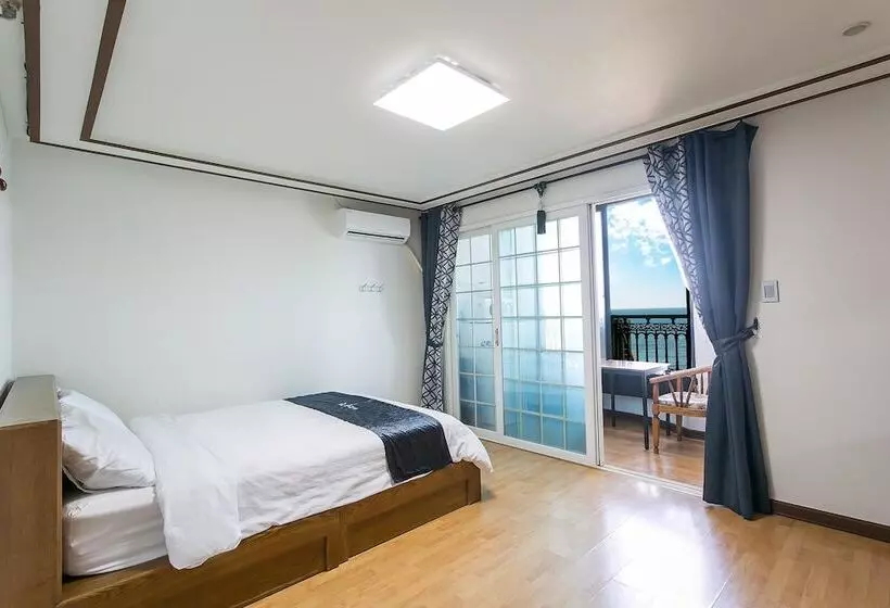 Jeju Aewol Pension On The Sea