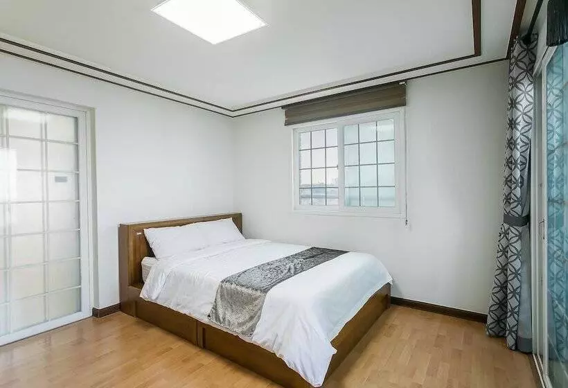 Jeju Aewol Pension On The Sea