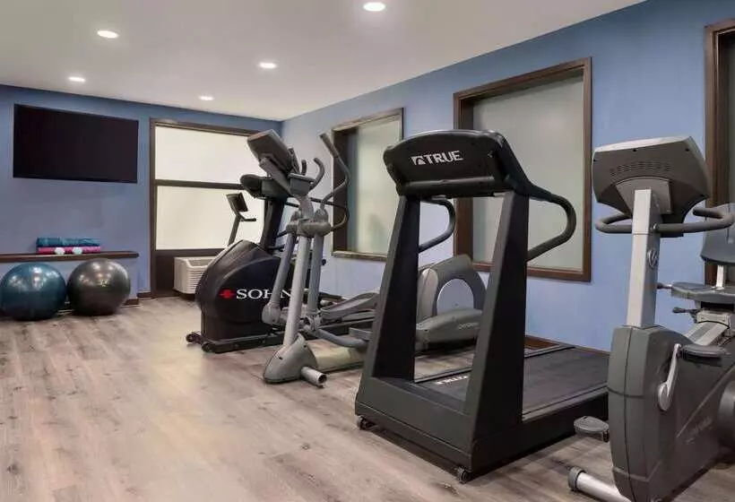 فندق Days Inn & Suites By Wyndham Merrillville