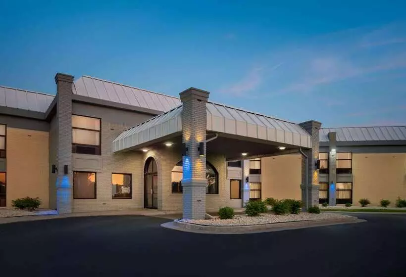 فندق Days Inn & Suites By Wyndham Merrillville