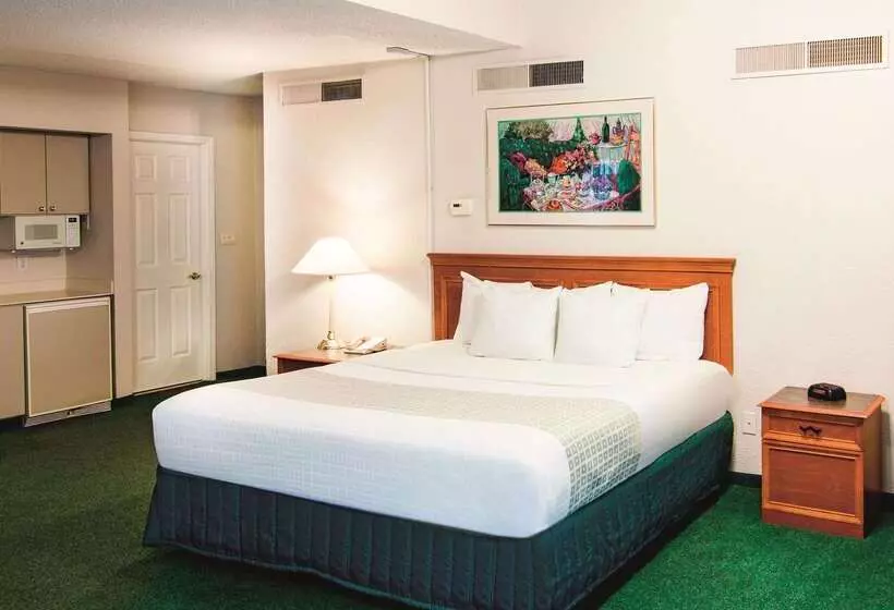 Отель La Quinta Inn By Wyndham Indianapolis Airport Lynhurst