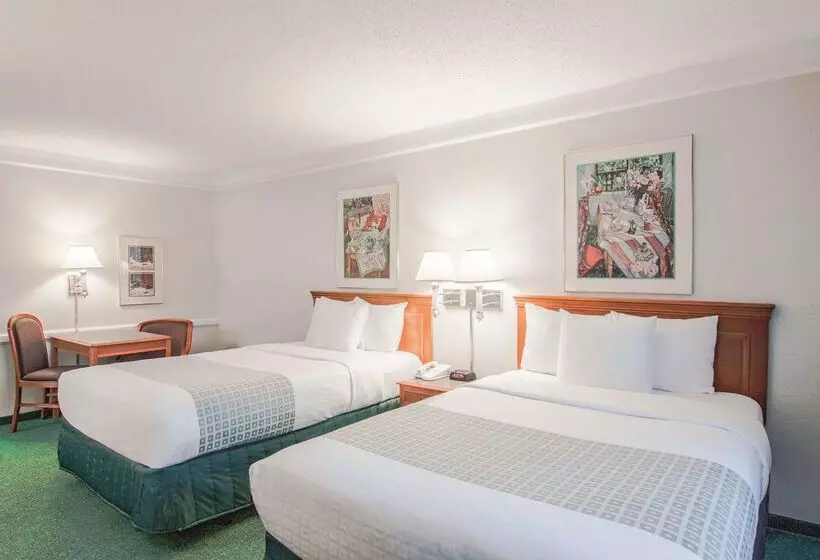 Отель La Quinta Inn By Wyndham Indianapolis Airport Lynhurst