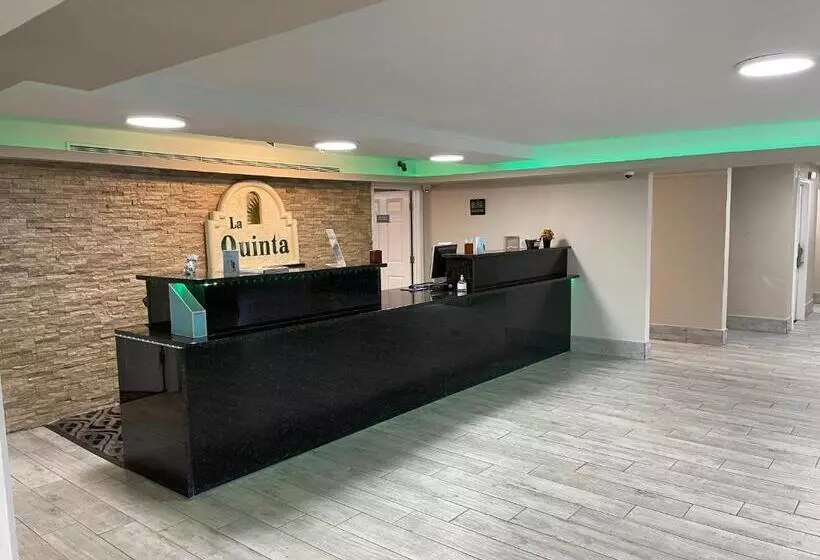 Отель La Quinta Inn By Wyndham Indianapolis Airport Lynhurst