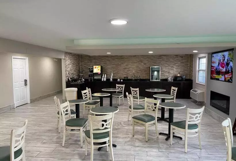 Отель La Quinta Inn By Wyndham Indianapolis Airport Lynhurst