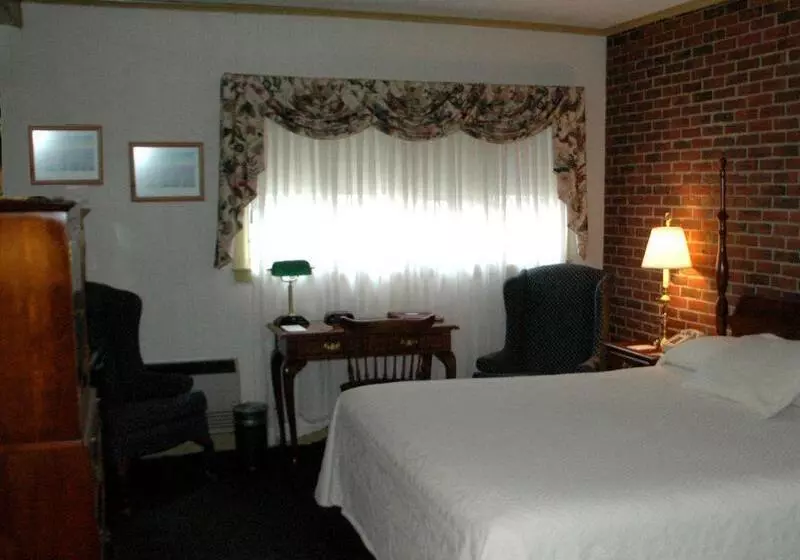 Отель Lamies Inn & The Old Salt Tavern