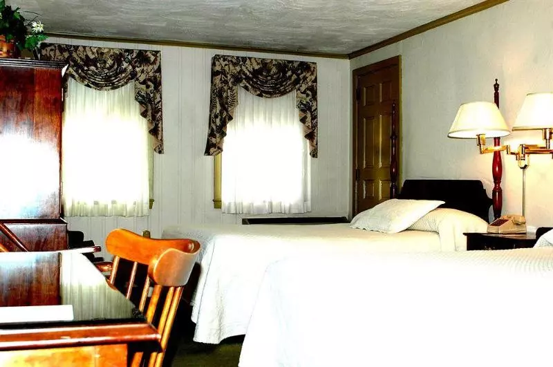 Отель Lamies Inn & The Old Salt Tavern