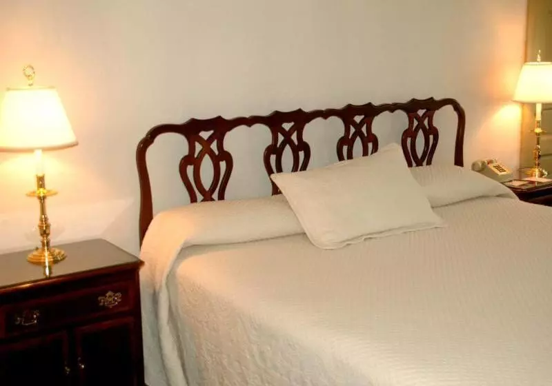 Отель Lamies Inn & The Old Salt Tavern