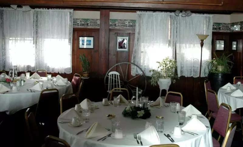 Отель Lamies Inn & The Old Salt Tavern