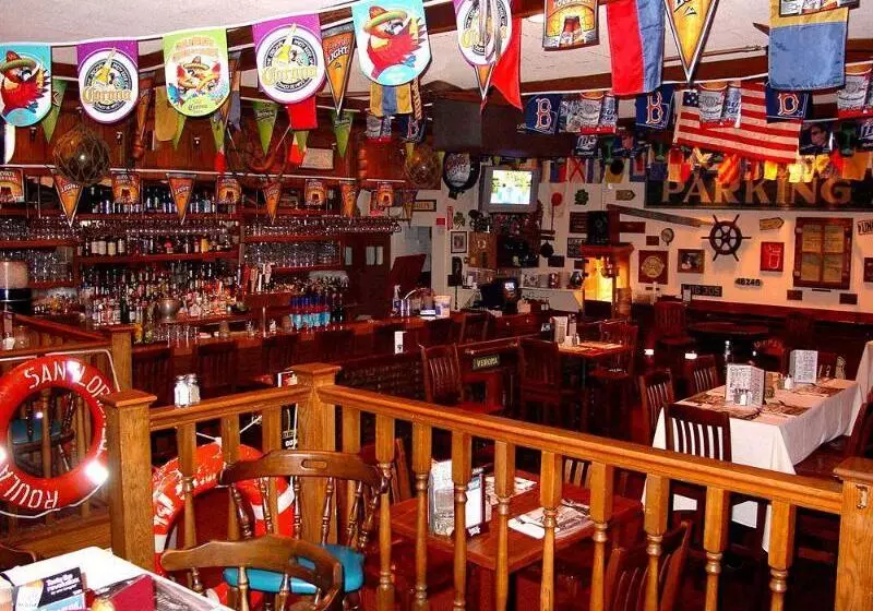 Отель Lamies Inn & The Old Salt Tavern