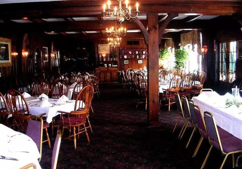 Отель Lamies Inn & The Old Salt Tavern