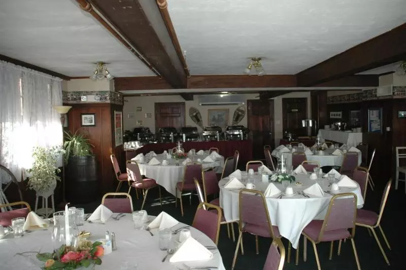 Отель Lamies Inn & The Old Salt Tavern