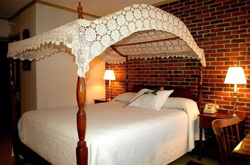 Отель Lamies Inn & The Old Salt Tavern