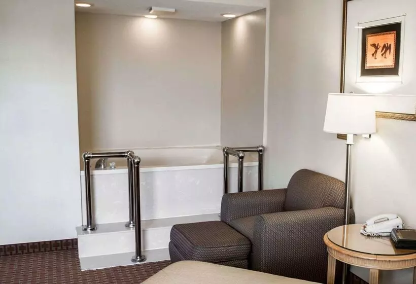 هتل Quality Inn & Suites Greenfield I70