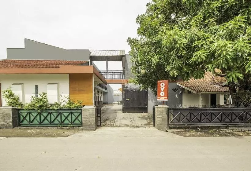 ホテル Oyo 2227 Raka Residence Syariah