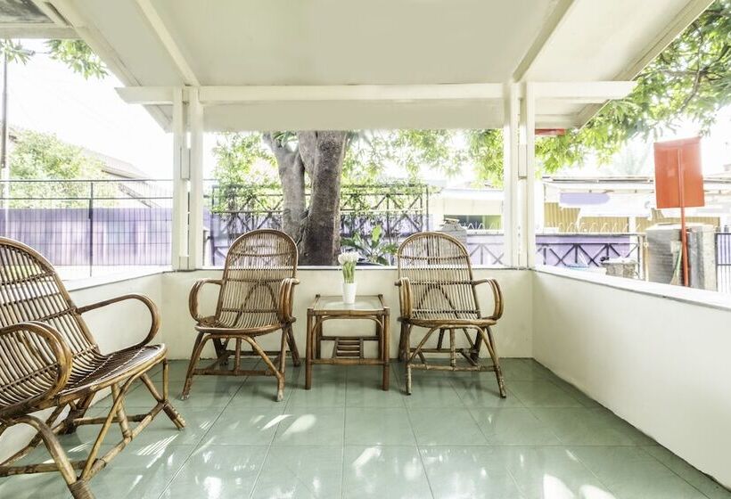 בית מלון כפרי Oyo 2227 Raka Residence Syariah