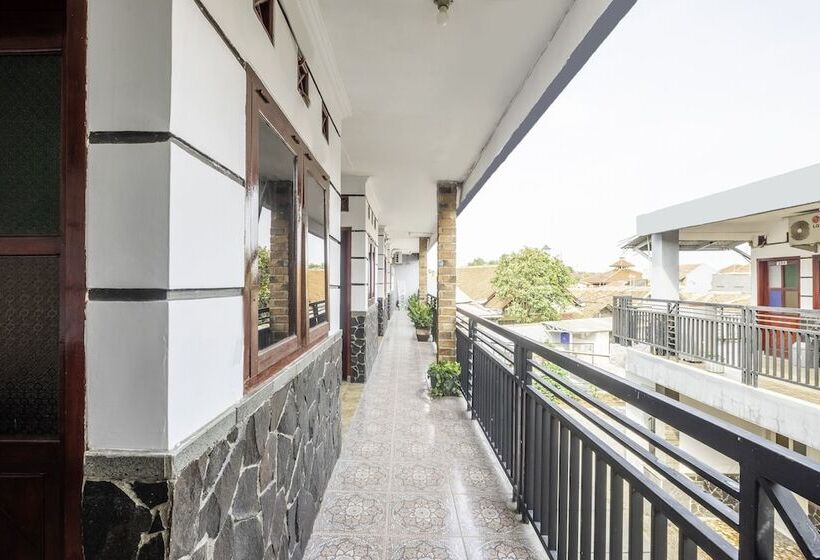 בית מלון כפרי Oyo 2227 Raka Residence Syariah