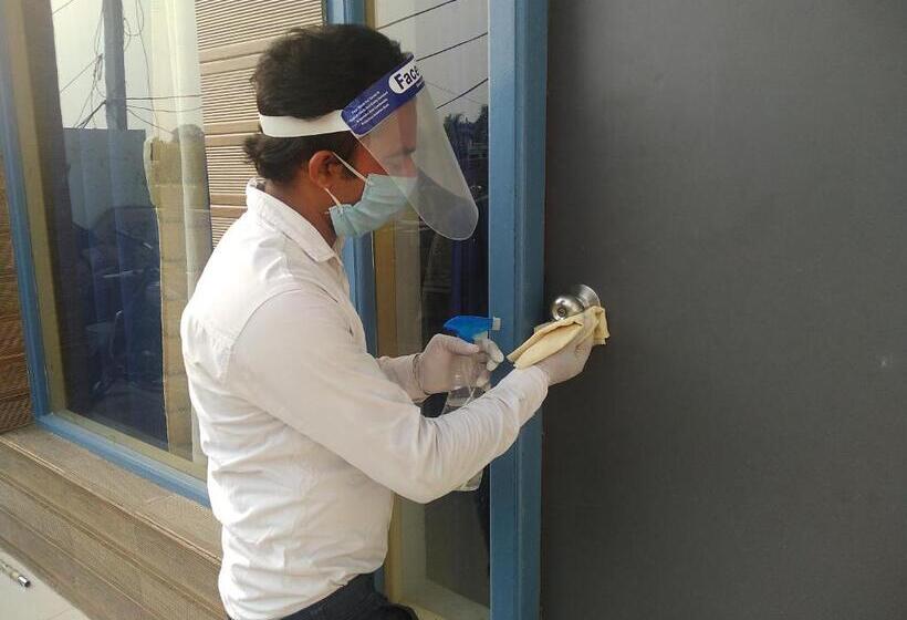 تختخواب و صبحانه The Palm Tree Family Stay