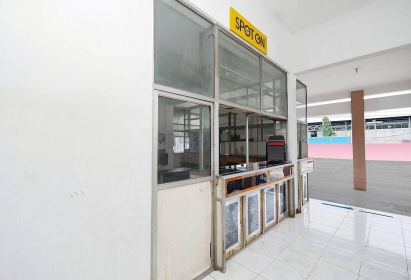 Spot On 2289 Hotel Saudara