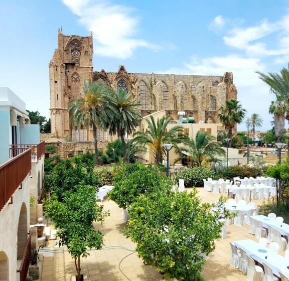 پانسیون Golden Palms Guest House & Cafe