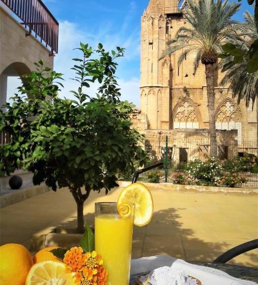 پانسیون Golden Palms Guest House & Cafe