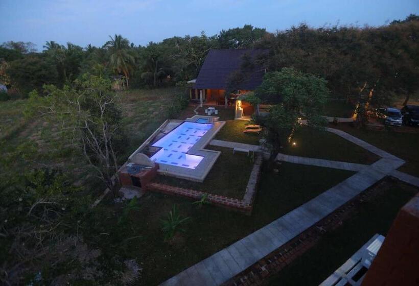 Отель Monaara Leisure   Anuradhapura