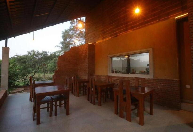 Отель Monaara Leisure   Anuradhapura