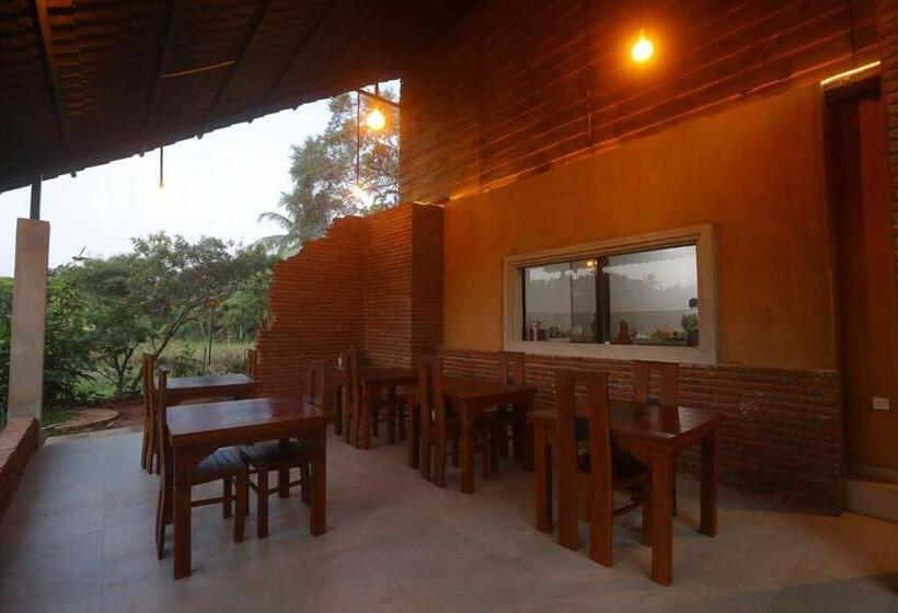 Отель Monaara Leisure   Anuradhapura