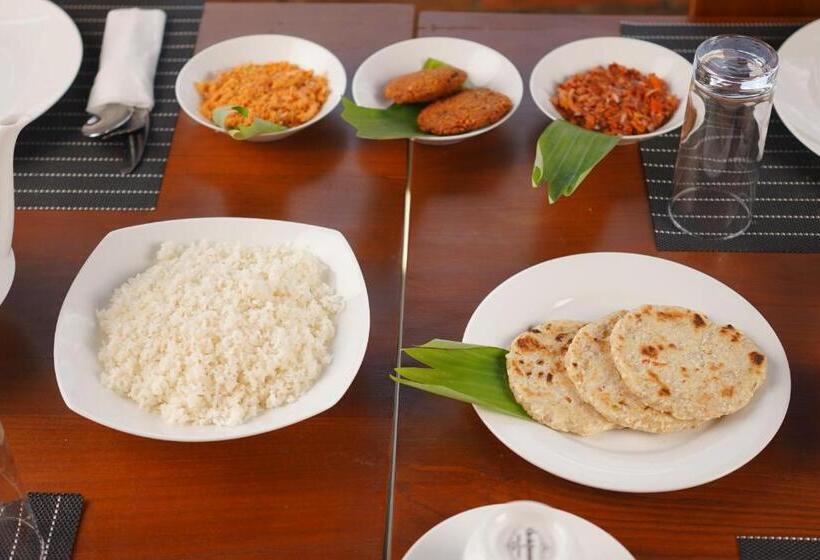 Отель Monaara Leisure   Anuradhapura