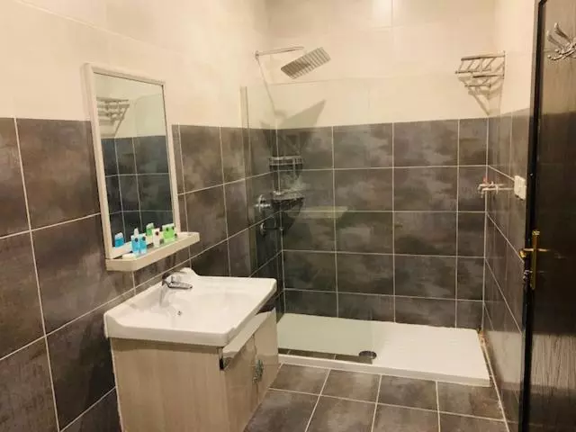 هتل Lova Suites