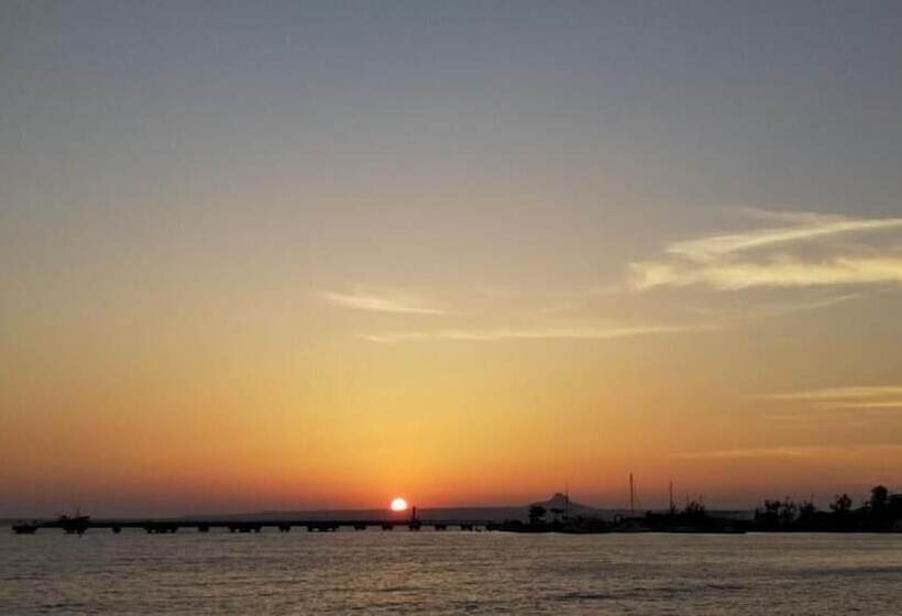 تختخواب و صبحانه Sunset Inn Churasun