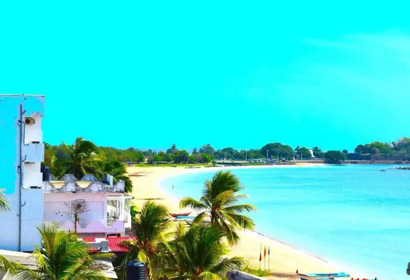 Majatalo Sunraay Beach Inn